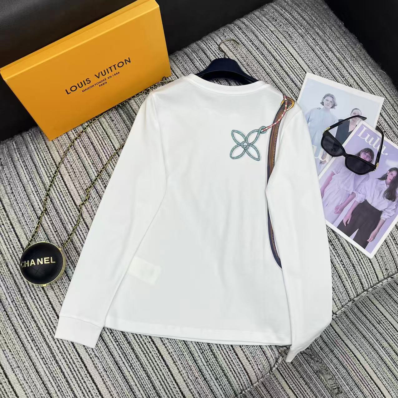 LV 25Ss Monogram 3D Crossbody Bag Metal Chain White Cotton Long-Sleeve Shirt