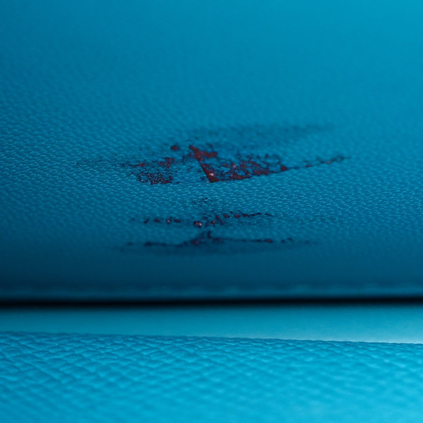 Epsom Enamel Constance 18 Bleu Du Nord Rouge de Coeur