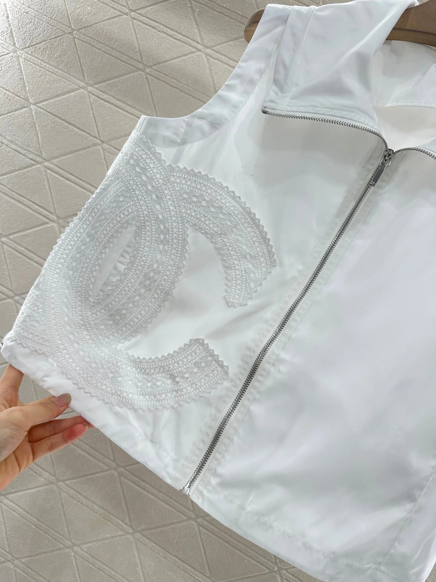 CHANEL SLEEVELESS TOP 272320
