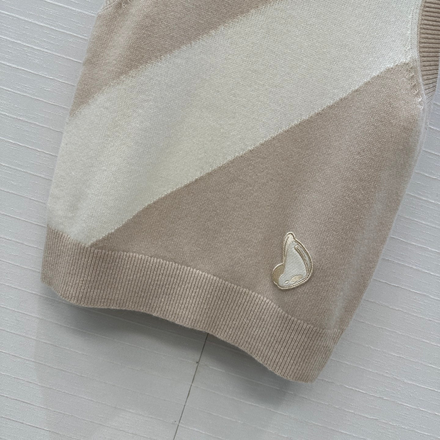 HM Embroidered Logo Vest in Beige and White Cashmere