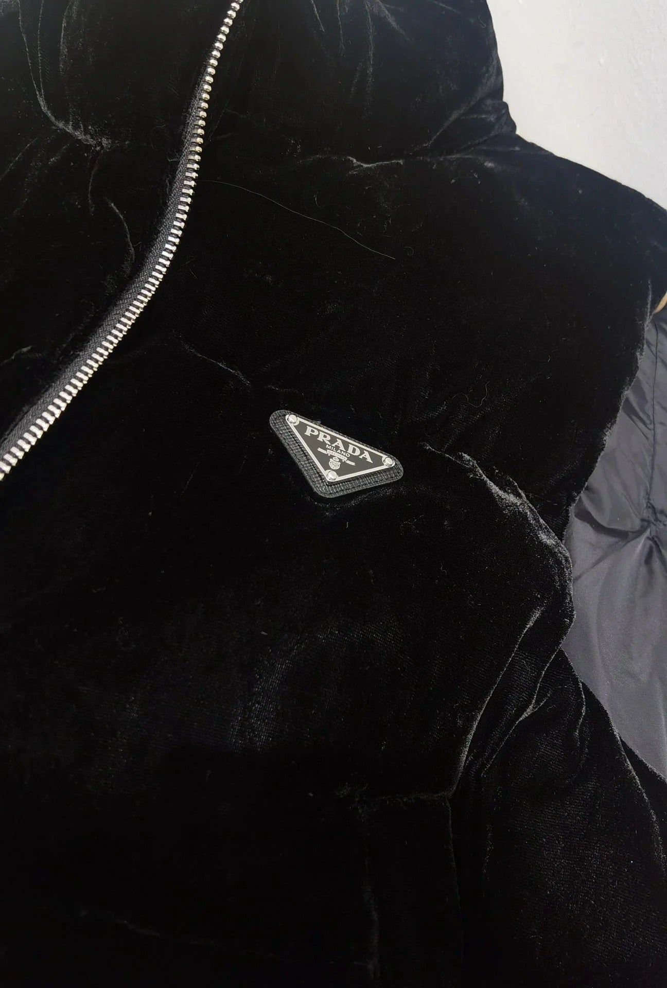 PRADA 25S VELVET VEST 572