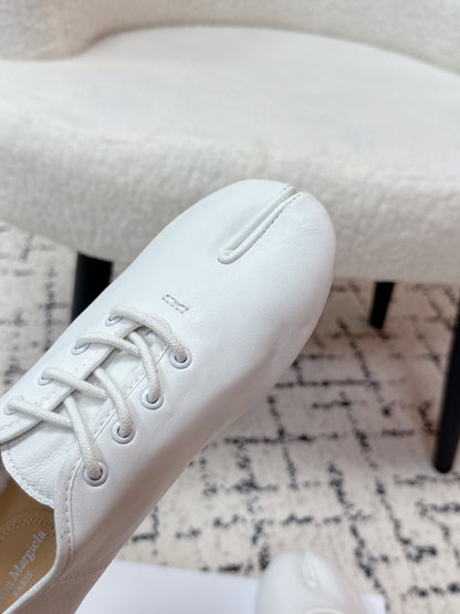 MM Tabi 6-Point Toe Lace-up Shoes White Calfskin 558421