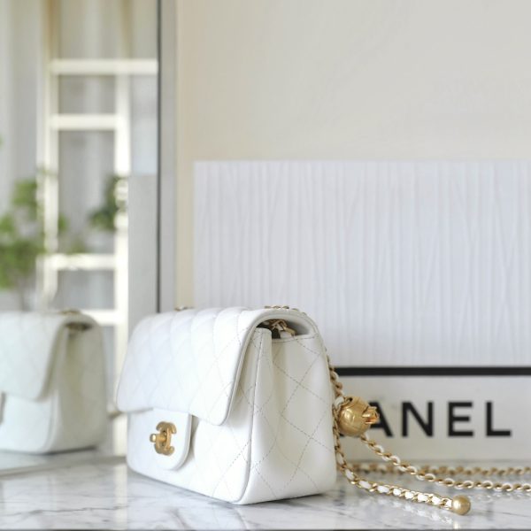 C hanel 22C CF metal ball bag (White)