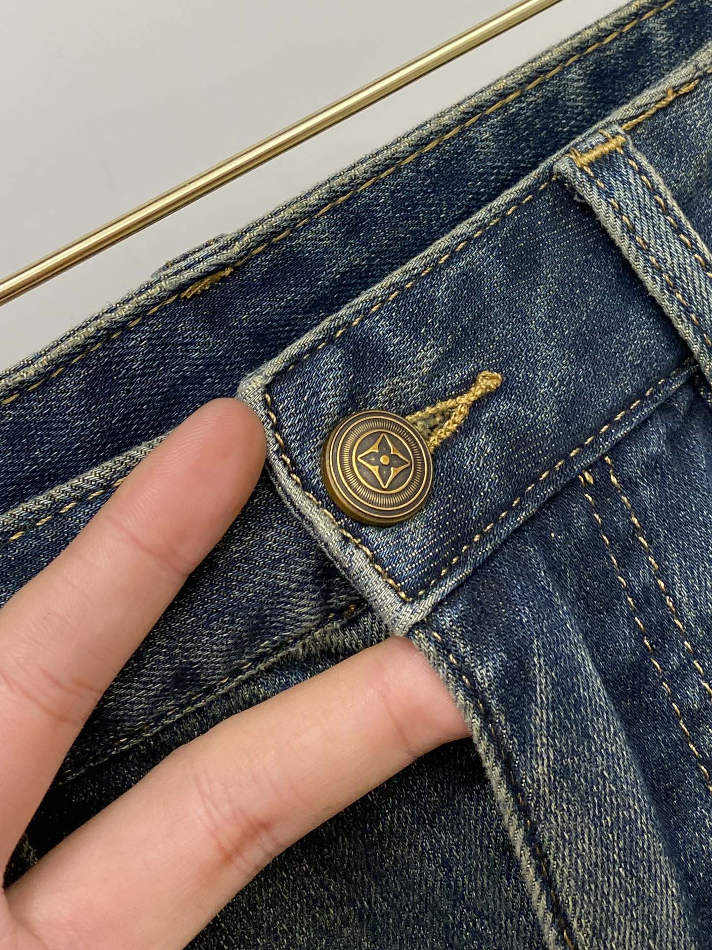 LV STRAIGHT LEG JEANS 239598